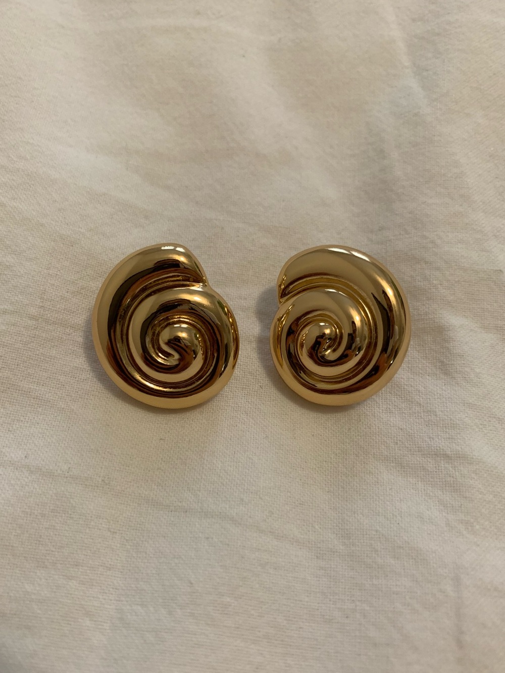 Gold tone shell Earrings 🐚 - Elegant Women's Jewelry